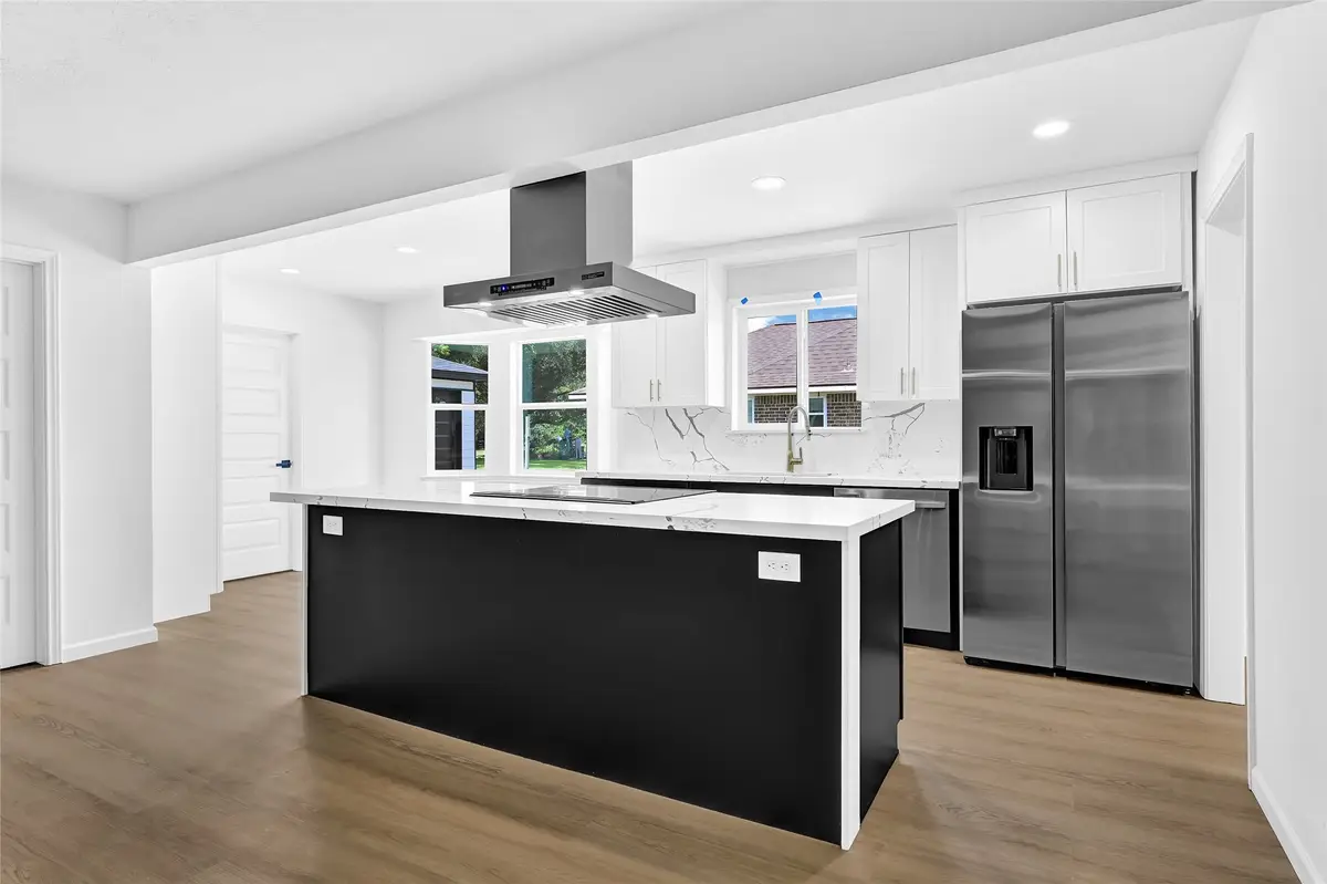 7114 Fox Run Drive, Angleton, TX 77515 - Image #1