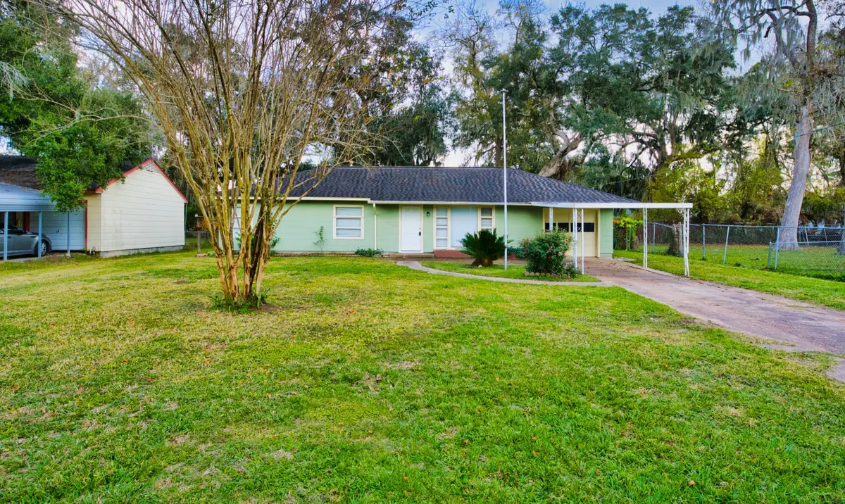 906 Avenue A, Sweeny, TX 77480 - Image #1