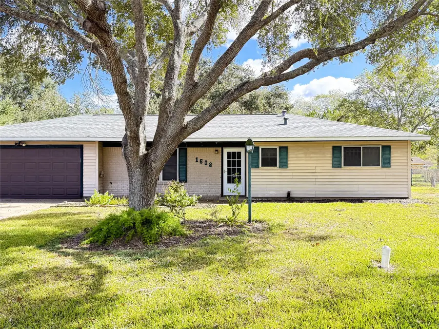 1608 Michael Street, El Campo, TX 77437 - Image #2