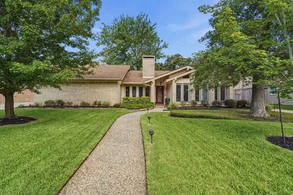 611 Forest Lake Drive, Seabrook, TX 77586