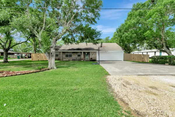 1002 S 2nd Street, Ganado, TX 77962