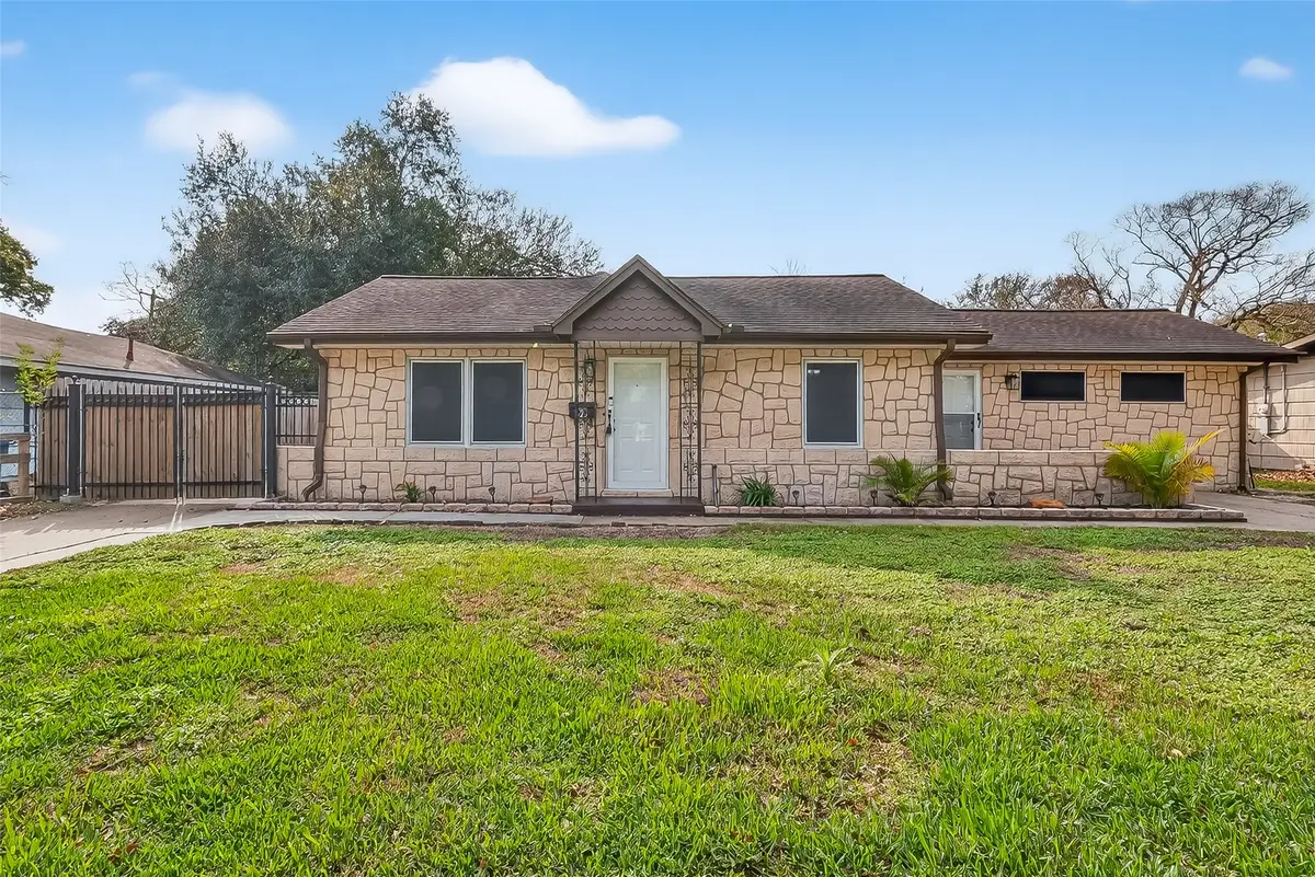 425 20th Avenue N, Texas City, TX 77590 - Image #1
