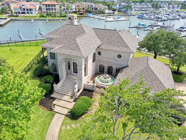 107 Twin Oaks Way, Kemah, TX 77565