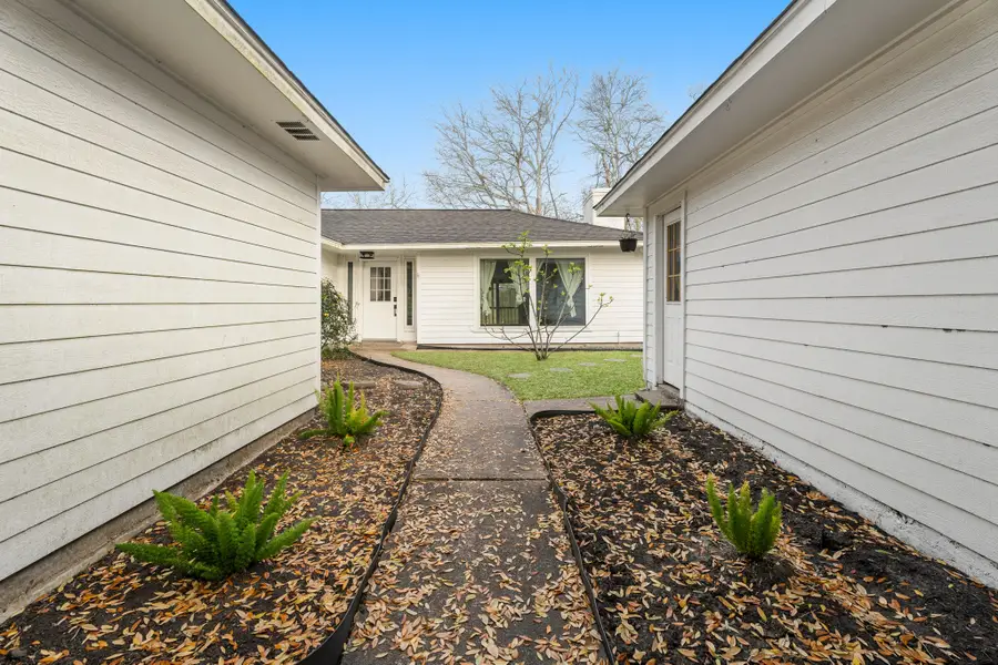 602 W Castle Harbour Drive, Friendswood, TX 77546 - #2