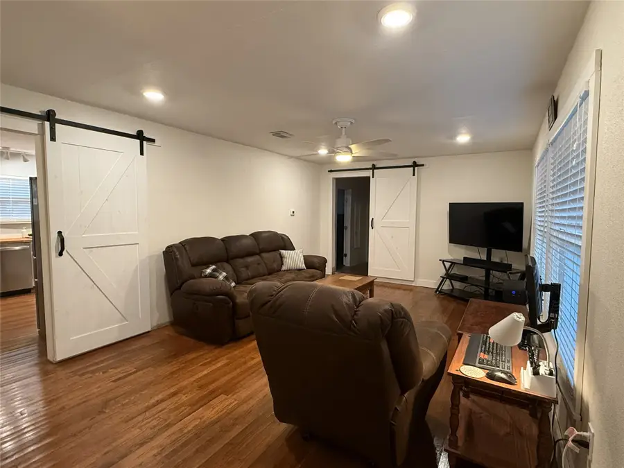 130 E Phillips Road, Angleton, TX 77515 - Image #2