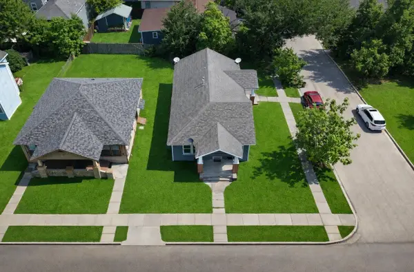 300 W James Street, Baytown, TX 77520