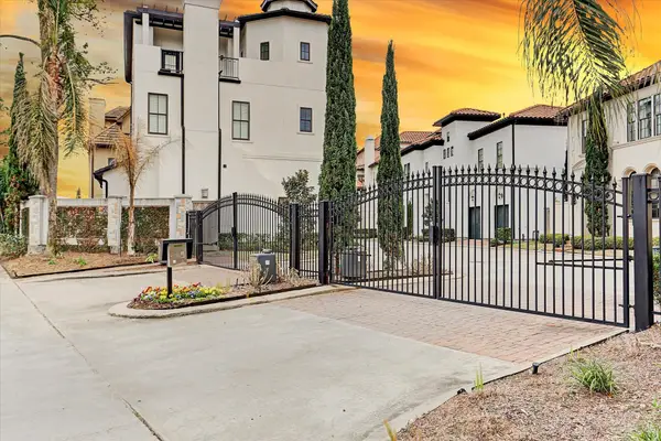 911 Queen Annes Road, Houston, TX 77024