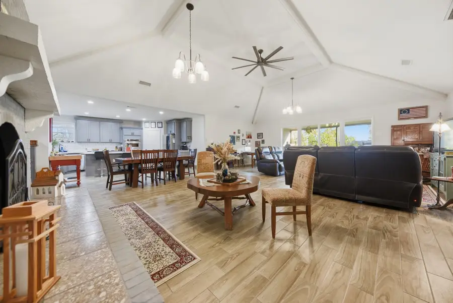 1015 N Fowlkes Street, Sealy, TX 77474 - Image #3