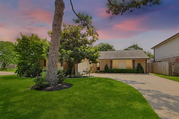 8638 Lake Crystal Drive, Houston, TX 77095
