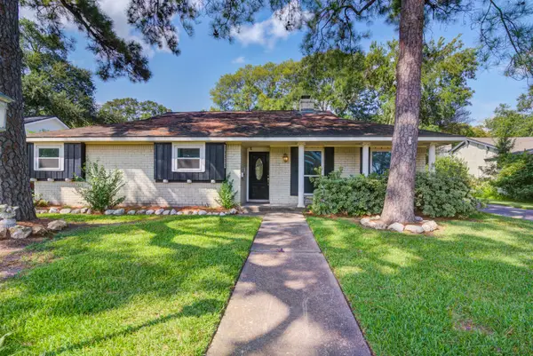 18222 Point Lookout Drive, Nassau Bay, TX 77058