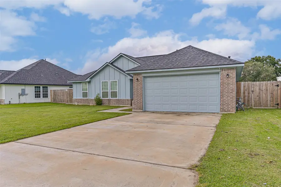 407 Green Meadows Drive, West Columbia, TX 77486 - Image #2