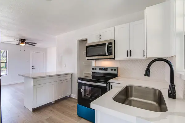 1105 N Valderas Street, Angleton, TX 77515