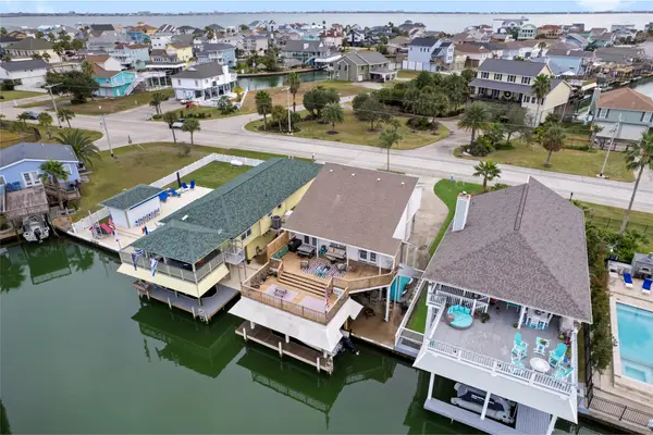 1114 Tiki Dr Drive, Tiki Island, TX 77554