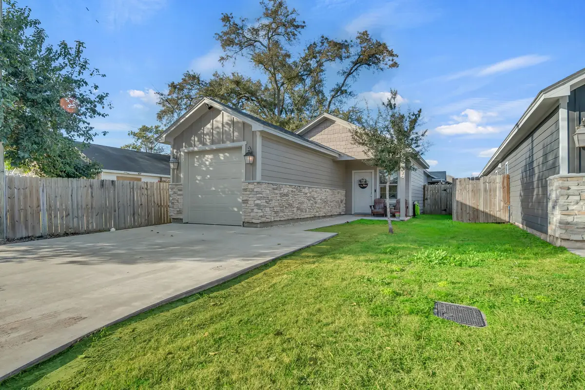 320 W Live Oak Street, Angleton, TX 77515 - #1
