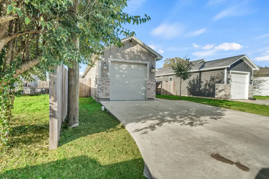 320 W Live Oak Street, Angleton, TX 77515 - #3