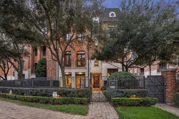 1225 Place Royale Way, Houston, TX 77056