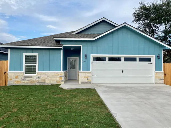 982 S Navarro, Giddings, TX 78942