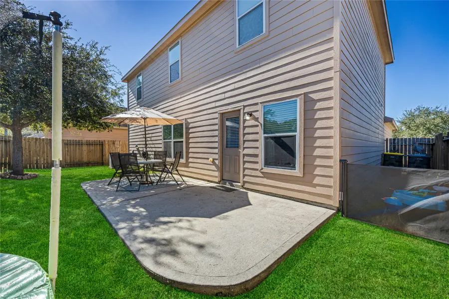 319 Falling Pine Drive, Conroe, TX 77304 - Image #2