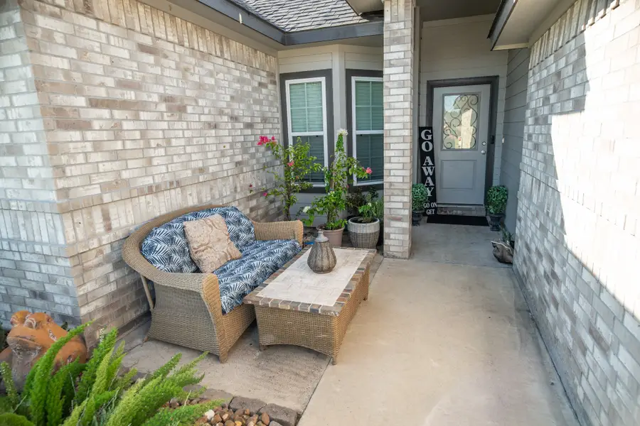 513 Yorktown Avenue, Clute, TX 77531 - #2
