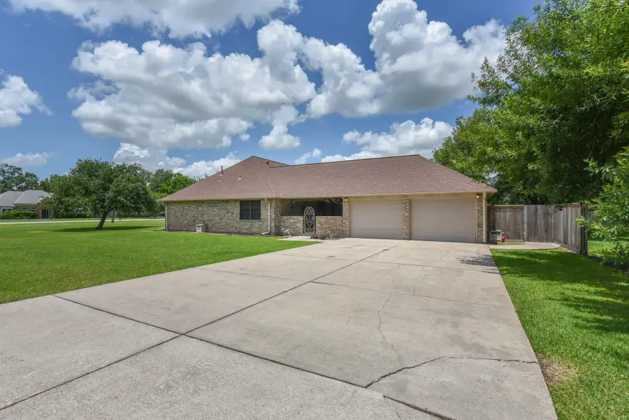 5835 Plantation Drive, Baytown, TX 77523 - Image #3
