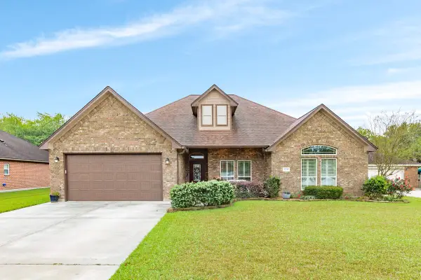 1008 S Belle Drive, Angleton, TX 77515