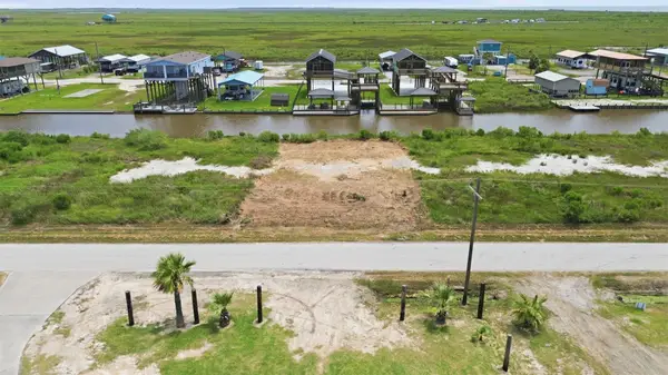 1190 Van Sant, Gilchrist, TX 77617