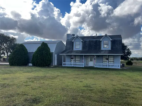 1100 Swiss Alp Hills Loop, Schulenburg, TX 78956
