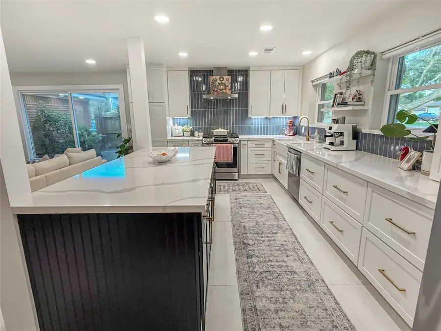 202 Pine Street, Lake Jackson, TX 77566 - Image #2