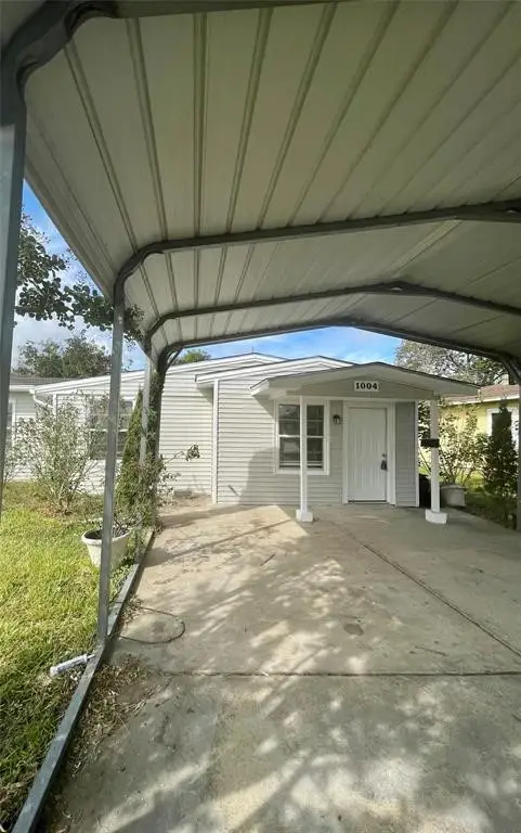 1004 S 2nd Street, La Porte, TX 77571