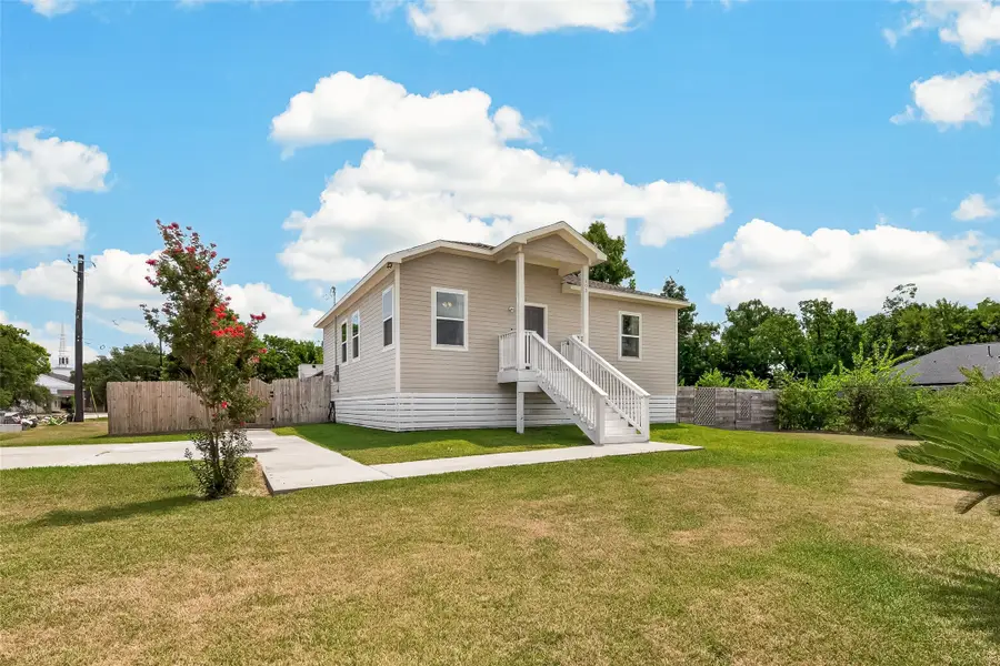 403 S 2nd Street, La Porte, TX 77571 - #2