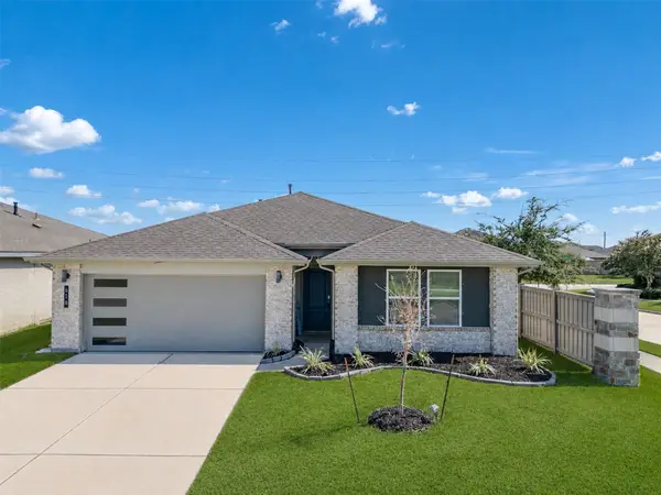 818 Betsy Hill Drive, Rosharon, TX 77583