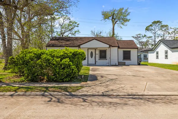 201 Huisache Street, Lake Jackson, TX 77566