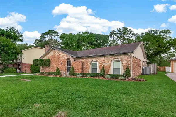 306 W Castle Harbour Drive, Friendswood, TX 77546
