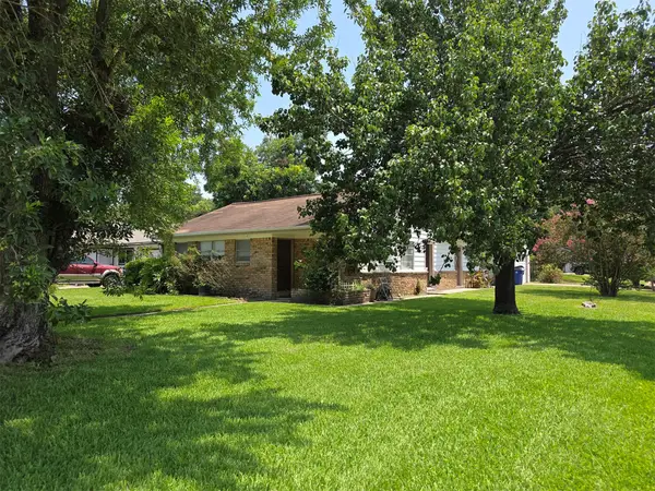 31 14th Avenue N, Texas City, TX 77590