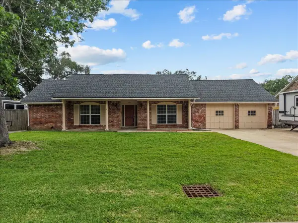 635 Meadowlawn St, La Porte, TX 77571