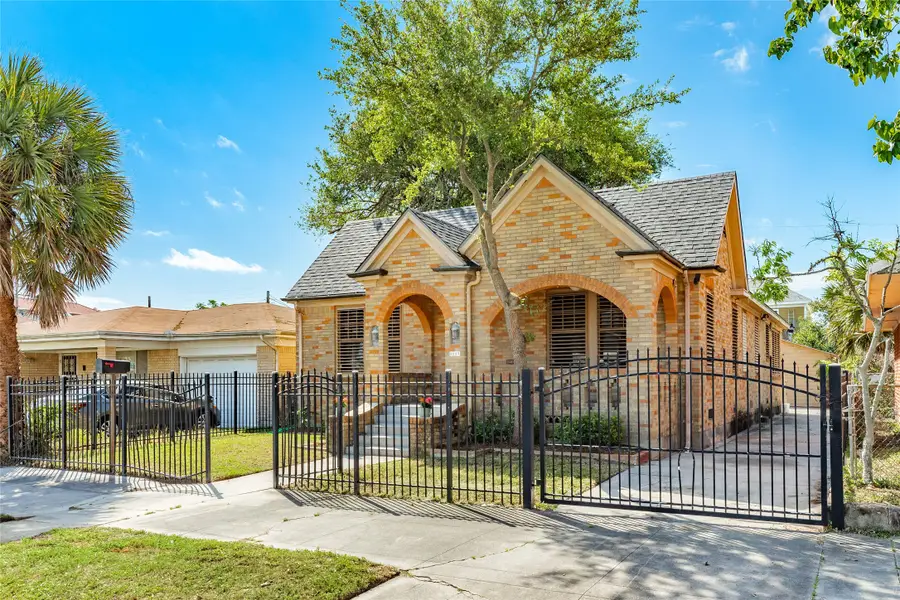 2215 Avenue O 1/2, Galveston, TX 77550 - #2