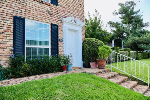 2201 Fountain View Drive #5J, Houston, TX 77057