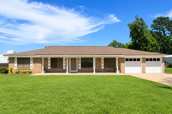 18 Hickory Court, Richwood, TX 77531