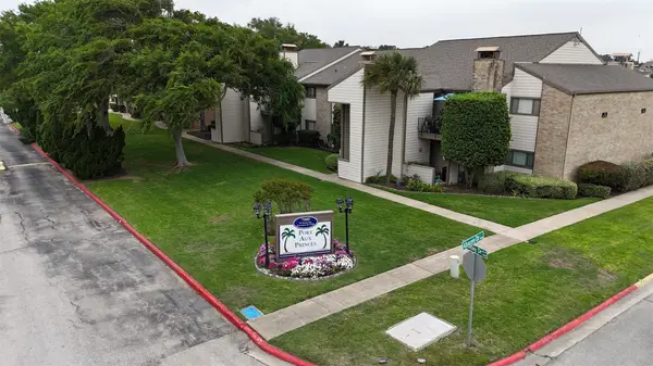 7014 N Holiday Drive, Galveston, TX 77550