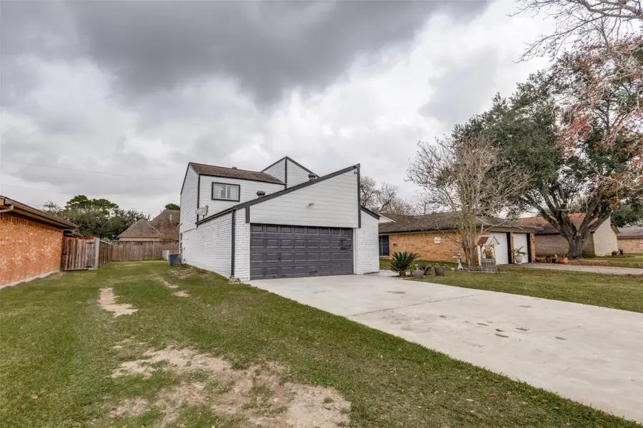 605 S Remington Drive, Angleton, TX 77515 - #3
