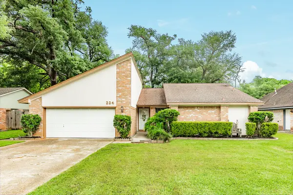 224 Banyan Street, Lake Jackson, TX 77566