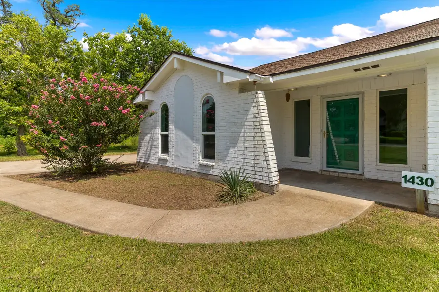 1430 North Rd, Lake Jackson, TX 77566 - #2