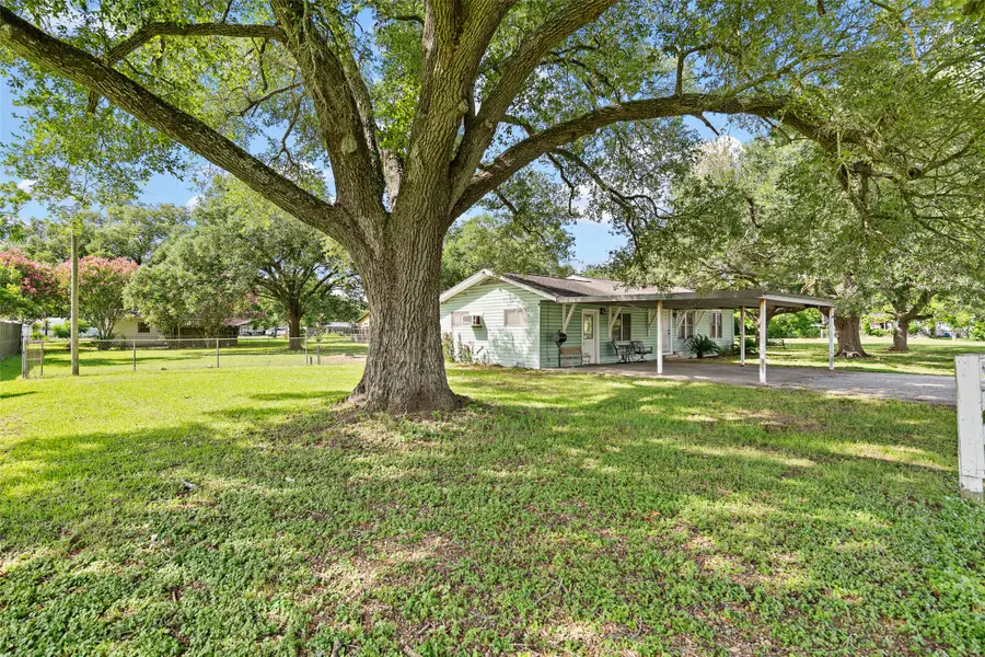 506 Pear Street, Edna, TX 77957 - #2