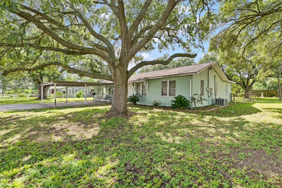 506 Pear Street, Edna, TX 77957 - #3