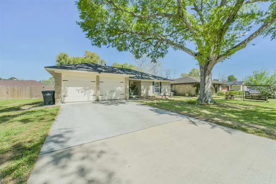 323 Coventry Lane, Alvin, TX 77511 - #2