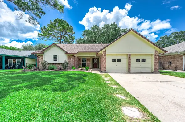 1916 Winding Creek Drive, Pearland, TX 77581