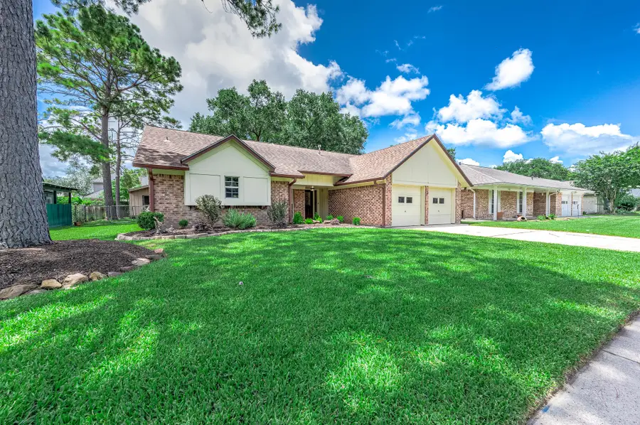 1916 Winding Creek Drive, Pearland, TX 77581 - #2