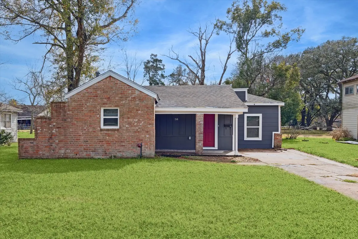 710 E Magnolia Street, Angleton, TX 77515 - #1