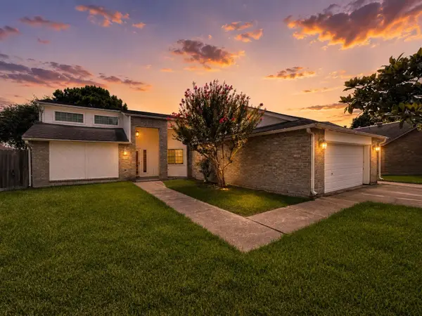 2109 E Linwood Oaks Street, Pearland, TX 77581