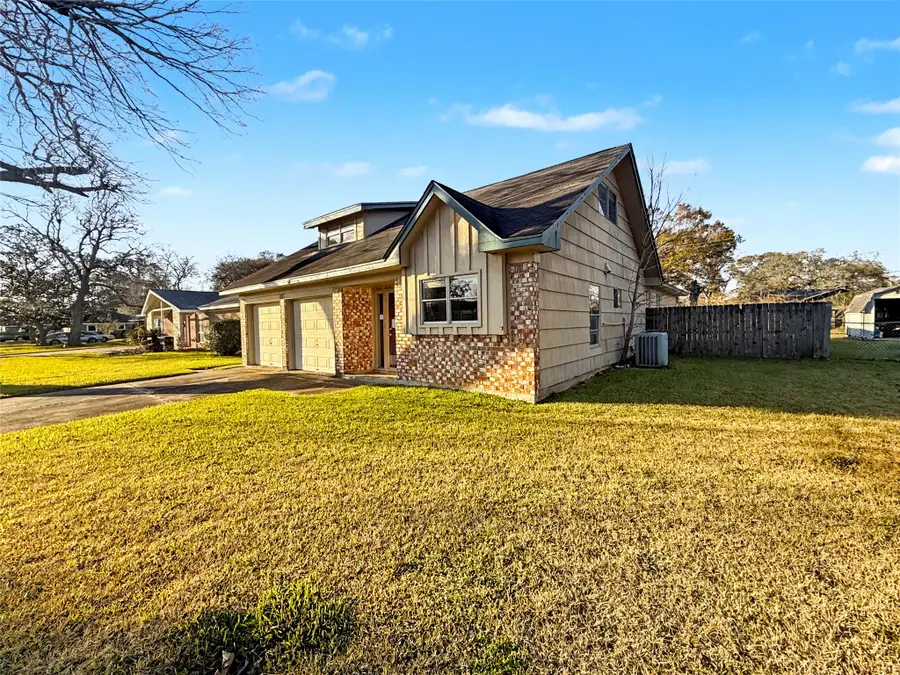 613 Center Way Street, Lake Jackson, TX 77566 - #2
